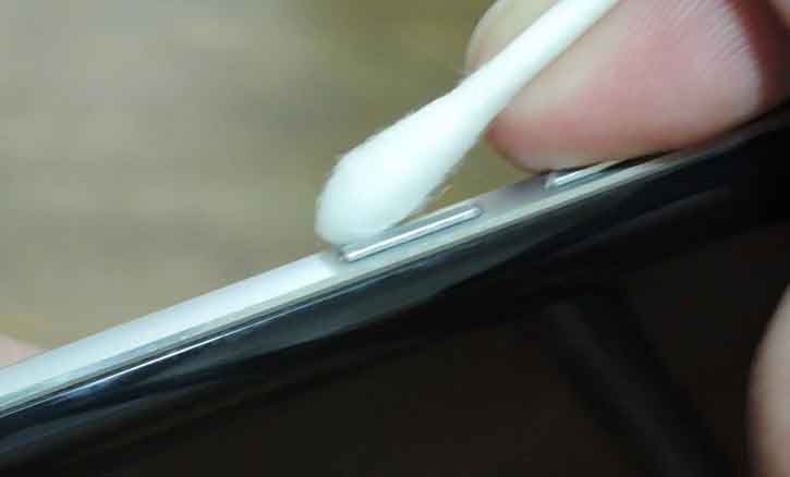 membersihkan tombol power hp samsung menggunakan cutton bud